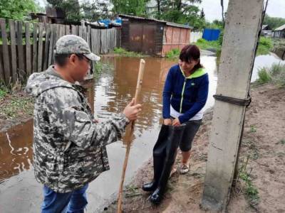 Мэр Кызыла подарил женщине, чей дом с участком затопило водой, свои резиновые сапоги - znak.com - Кызыл - Тувы