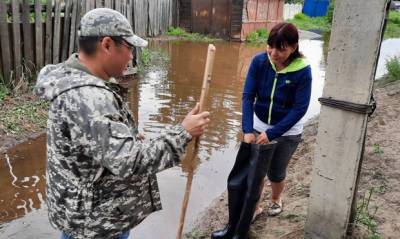 Мэр Кызыла подарил местной жительнице резиновые сапоги после ее жалобы на затопление участка - og.ru - Кызыл
