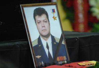 Олег Пешков - В Приморском крае пьяные девушки осквернили памятник Олегу Пешкову - lipetskmedia.ru - Приморье край