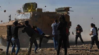 Гринго убирайтесь домой: сирийцы забросали камнями и выгнали из деревни американский патруль (видео) - sharij.net - Сирия