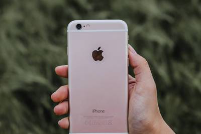 Apple внезапно обновила старые iPhone - lenta.ru