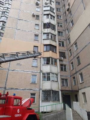 В Одессе на Таирова спасатели сняли с балкона мужчину - odessa-life.od.ua - Одесса - Одесская обл.