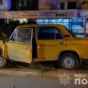 В Запорожье задержали водителя, который влетел в столб на ул. Космической. Фотофакт - reporter-ua.com - Запорожская обл. - Запорожье