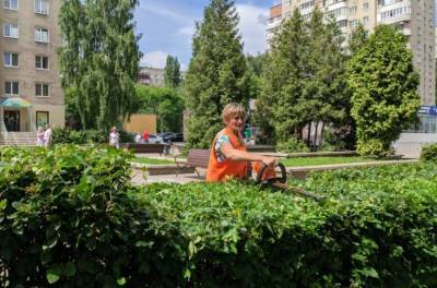 Большая стрижка: в Липецке приводят в порядок декоративные кустарники - lipetskmedia.ru - Липецк