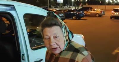 "Хороший бизнес": в Киеве бабушка попрошайничала у супермаркета и уехала на такси (видео) - focus.ua - Киев