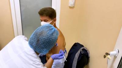 Олег Кожемяко - Глава Приморья Кожемяко привился от коронавируса "Спутником V" - piter.tv - Приморье край