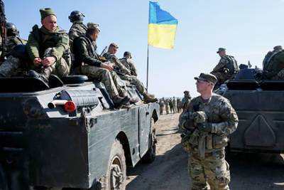 Украина стянула бронетехнику в жилые районы Донбасса - lenta.ru - Киев - ЛНР - Луганск - Попасная