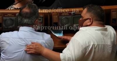 Обнародовано видео, как "слуги" в Раде устроили "сеанс интимной мануальной терапии" - dsnews.ua