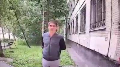 Мужчина подозревается в домогательствах в подъездах на юге Петербурга - piter.tv - Санкт-Петербург