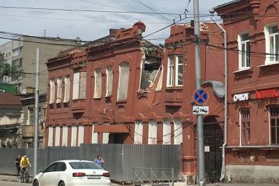 У исторического здания в центре Саратова снесли знаменитые башенки - saratov.mk.ru - Саратов