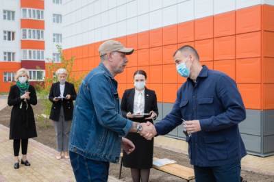 Андрей Трубецкой - Андрей Трубецкой вручил жителям Барсово ключи от долгожданных квартир - nakanune.ru