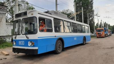 В Воронеже из-за провалившегося асфальта на 3 дня закрыли троллейбусный маршрут - vestivrn.ru - Воронеж