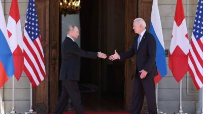 Владимир Путин - Джо Байден - Историческое рукопожатие: Путин и Байден перед началом саммита в Женеве — видео - 5-tv.ru - Россия - США - Женева