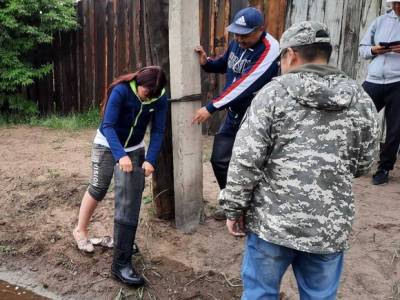 Мэр столицы Тувы помог хозяйке затопленного дома — подарил резиновые сапоги (фото) - rosbalt.ru - Кызыл - Тувы