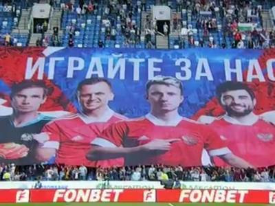 Петербуржцы насчитали «ровно два человека» в масках из пяти тысяч болельщиков в фан-зоне Евро (фото) - rosbalt.ru - Санкт-Петербург - Финляндия