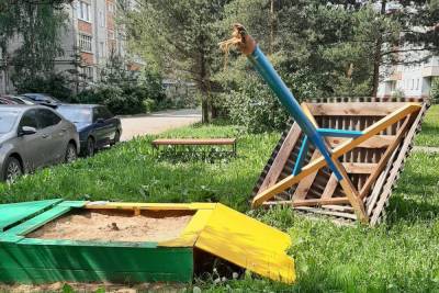 Упавший грибок чуть не раздавил маленькую девочку в песочнице в Старой Руссе - mk.ru