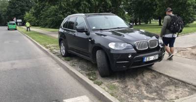 ФОТО: Водитель BMW припарковался прямо на газоне у торгового центра - rus.delfi.lv - Рига - Латвия