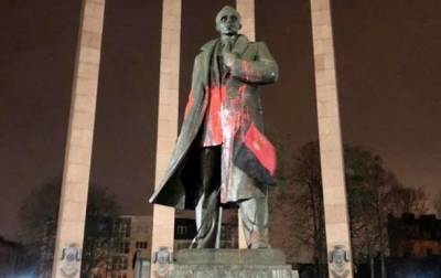 Степан Бандер - Во Львове вынесли приговор вандалу за осквернение памятника Бандере - korrespondent.net - Львов