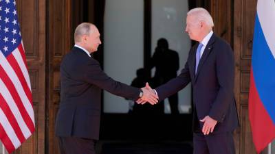 Владимир Путин - Дмитрий Песков - Джо Байден - Обмен подарками: Путину – очки-авиаторы, Байдену – хохлома - vesti.ru - Москва - Женева