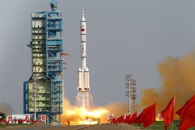 Тан Хунб - Китай впервые запустил корабль с космонавтами к своей орбитальной станции - gazeta.ru - район Внутренняя Монголия