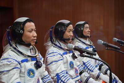 Тан Хунб - Китай запустил корабль с космонавтами к строящейся орбитальной станции - lenta.ru