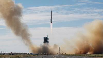 Китайский корабль «Шэньчжоу-12» с тремя космонавтами вышел на орбиту - iz.ru