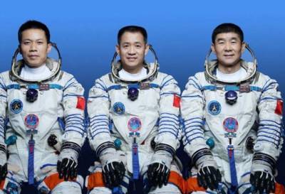 Тан Хунб - КНР запустила корабль «Шэньчжоу-12» с космонавтами к орбитальной станции - vm.ru - Китай