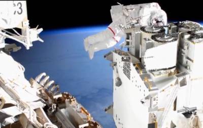 Сеть взорвало видео, как астронавты в открытом космосе модернизировали МКС (ВИДЕО) - enovosty.com