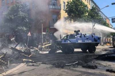 В Берлине в столкновениях со сквоттерами пострадали 60 полицейских - vchaspik.ua - Берлин