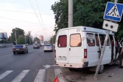 В Омске при столкновении «Лады» с маршруткой пострадали 4 человека - omsk.mk.ru - Омск