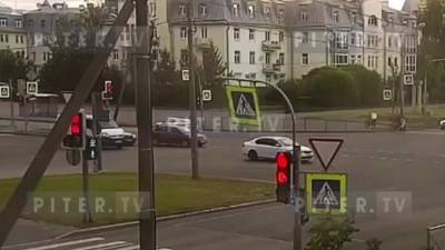 ДТП с мотоциклом и фургоном в Приморском районе попало на видео - piter.tv - Санкт-Петербург
