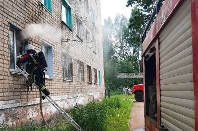 Пожарные спасли из «дымовой ловушки» двух жильцов пятиэтажки в Смоленской области - rabochy-put.ru - Смоленская обл.
