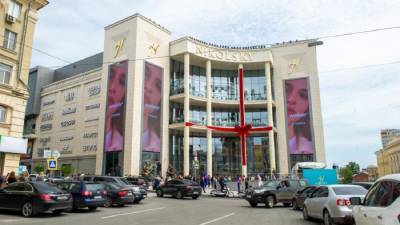 В Харькове парень пытался спрыгнуть с балкона ТРЦ из-за неразделенной любви (видео) - sharij.net - Харьков - Антарктида - Одесская обл.