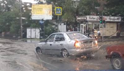 Поваленные деревья, размытые дороги и затопленные дворы: непогода в Ростове - dontr.ru - Ростовская обл.
