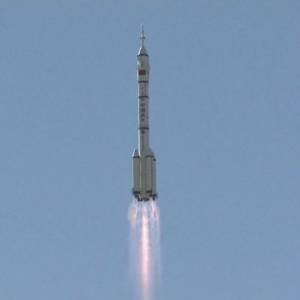 Китай запустил корабль с тремя космонавтами на свою станцию - reporter-ua.com - Китай