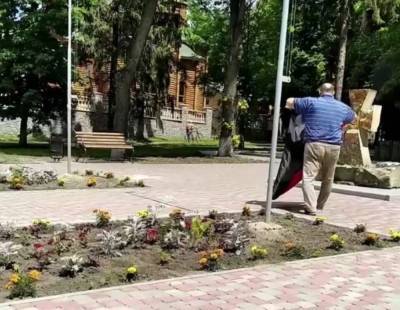 Свернул и унес с собой: флаг в честь воинов АТО сорвали на Харьковщине, видео - politeka.net - Харьков
