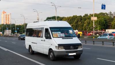 В Киеве маршрутка объехала пробку по скверу (видео) - sharij.net - Киев - район Яворовский