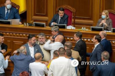 У Раді біля трибуни сталася бійка після заяви «слуги» Потураєва про «розстріл» «ОПЗЖ»: фото, відео - bykvu.com