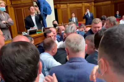 Никита Потураев - В Верховной Раде устроили массовую драку и призвали к расстрелу оппозиционеров - lenta.ru