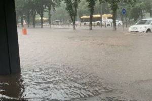Мощный ливень затопил улицы Мариуполя: в воде квартиры и подъезды. ВИДЕО - novostiua.news - Мариуполь - район Кальмиусский