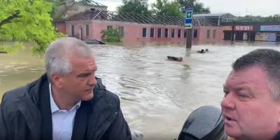 Сергей Аксенов - Олег Крючков - В МЧС Крыма объяснили заплыв людей за лодкой Аксенова - ruposters.ru - Крым - Керчь
