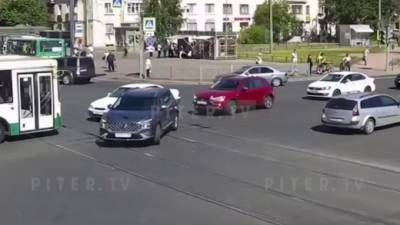 У станции метро "Академическая" столкнулись две иномарки - piter.tv