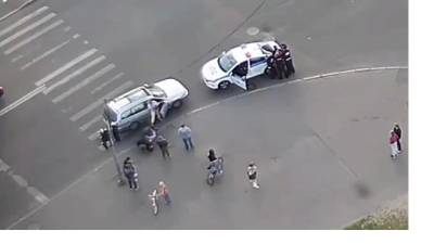 На перекрестке улицы Тамбасова и проспекта Ветеранов девушка упала без сознания - piter.tv