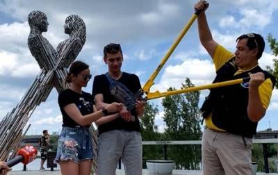Роман - Пара из Харькова сняла цепь и продает ее за $3 млн - korrespondent.net - Киев