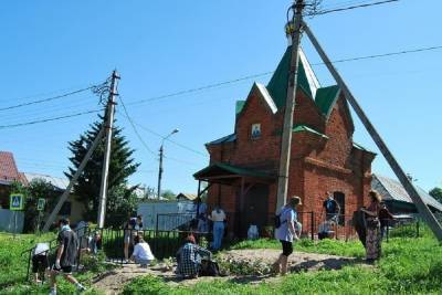 Юные жители Серпухова помогли духовенству в благоустройстве территории - serp.mk.ru