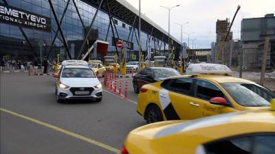 Власти Москвы потребовали отключить от заказов таксистов с иностранными правами - vesti.ru - Москва