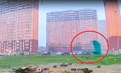 В Ростове металлическая палатка, летающая по Левенцовке, разбила десятки машин - privet-rostov.ru