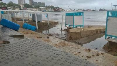 В Анапе ливень размыл часть Центрального пляжа - runews24.ru - Анапа