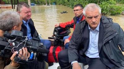 Сергей Аксенов - Аксенов объяснил сопровождение спасателями своей лодки в подтопленной Керчи - iz.ru - Крым - Керчь