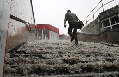 Керчь ушла под воду: после сильнейшего ливня в городе объявлен режим ЧС - tvc.ru - Крым - Керчь